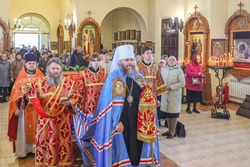 На Радоницу владыка Феодосий совершил литургию в храме на Полынковском кладбище