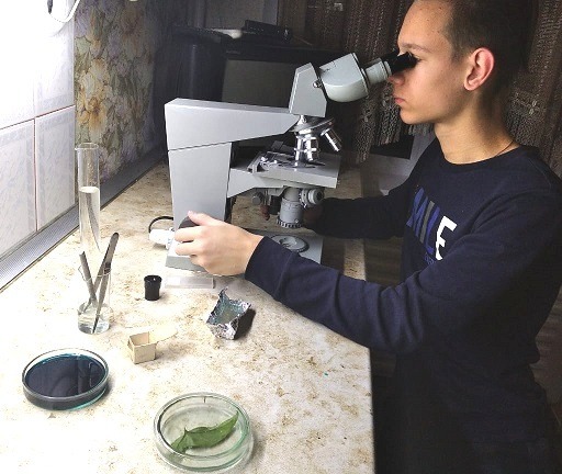 Илья Чернов в домашней лаборатории
