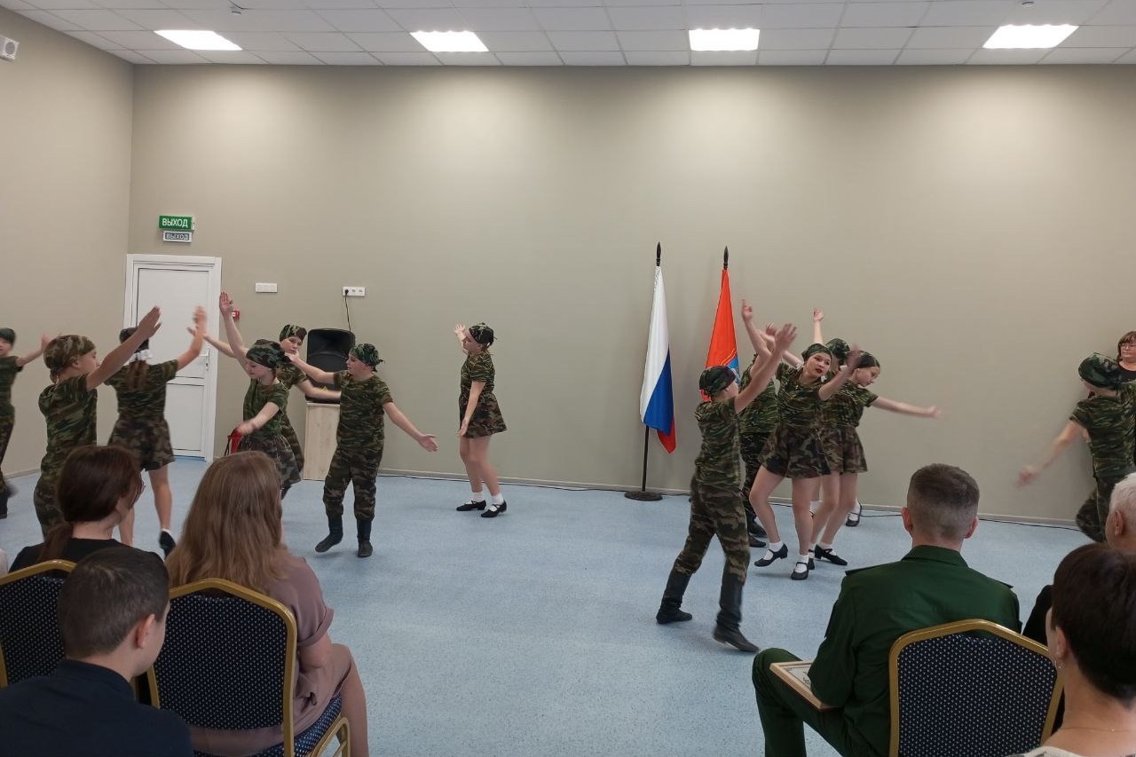 Выступает народный коллектив «Радуга»