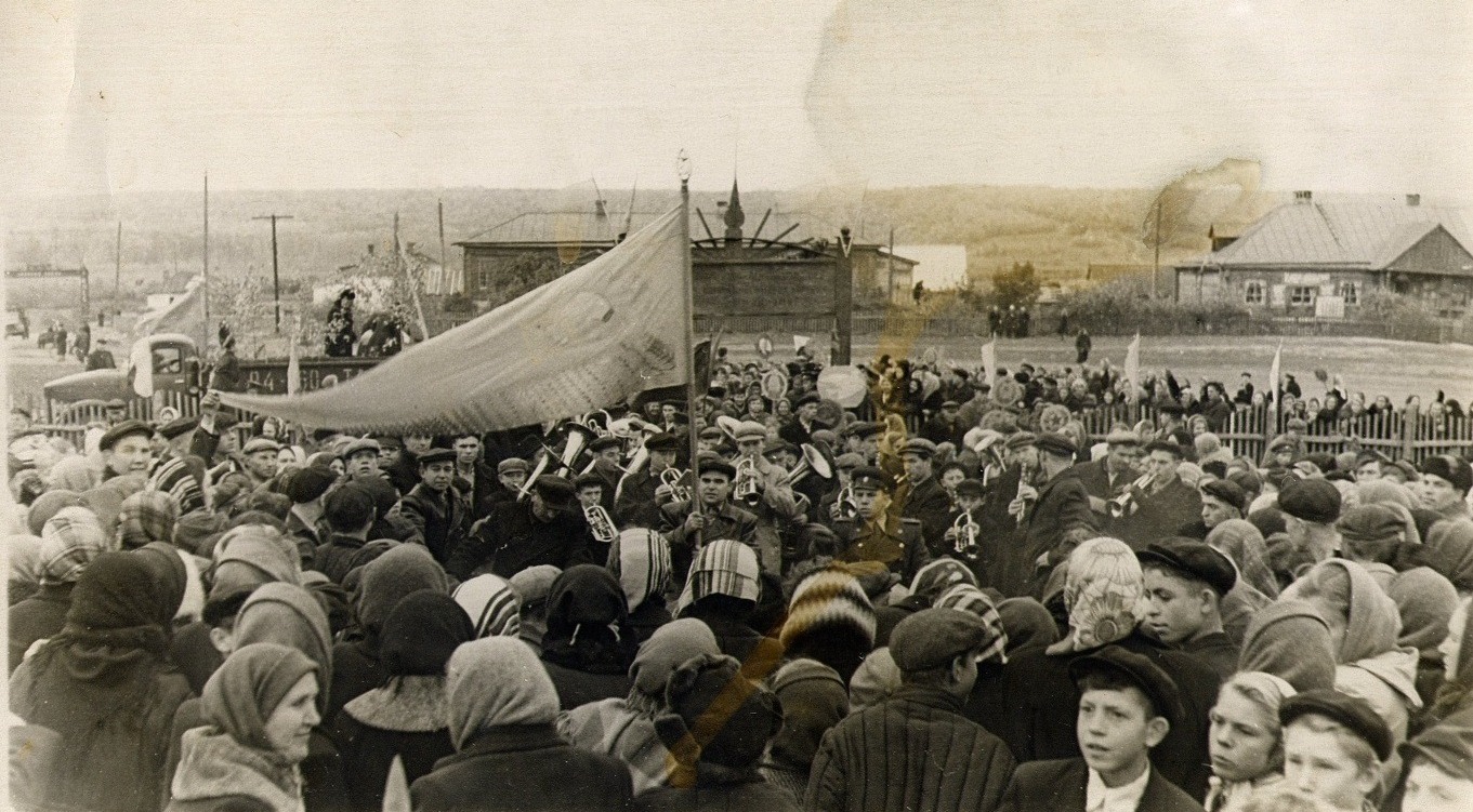 Знаменка. 60-е годы. Участники торжественного митинга, посвящённого 1 мая – Дню солидарности трудящихся