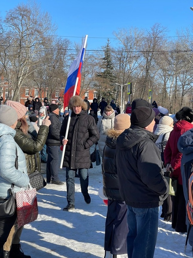 С российским флагом председатель городского Совета народных депутатов Александр Кочетков 