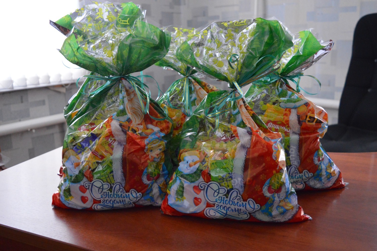Пять новогодних подарков приобрели и лично вручили детям сотрудники редакции