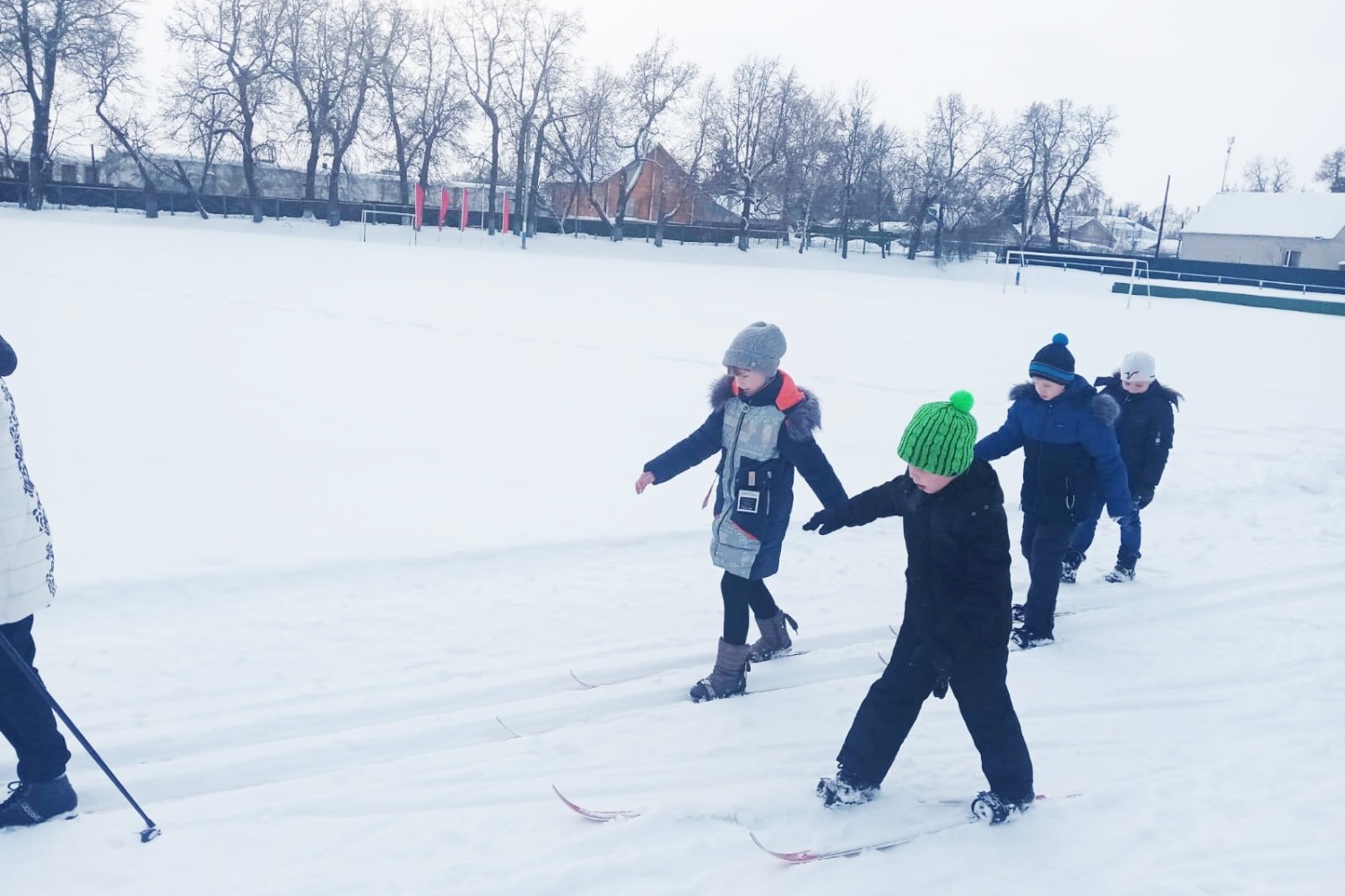 Знаменские школьники осваивают лыжи