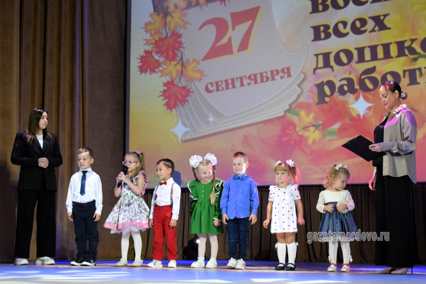 Выступают воспитанники детского сада "Солнышко"