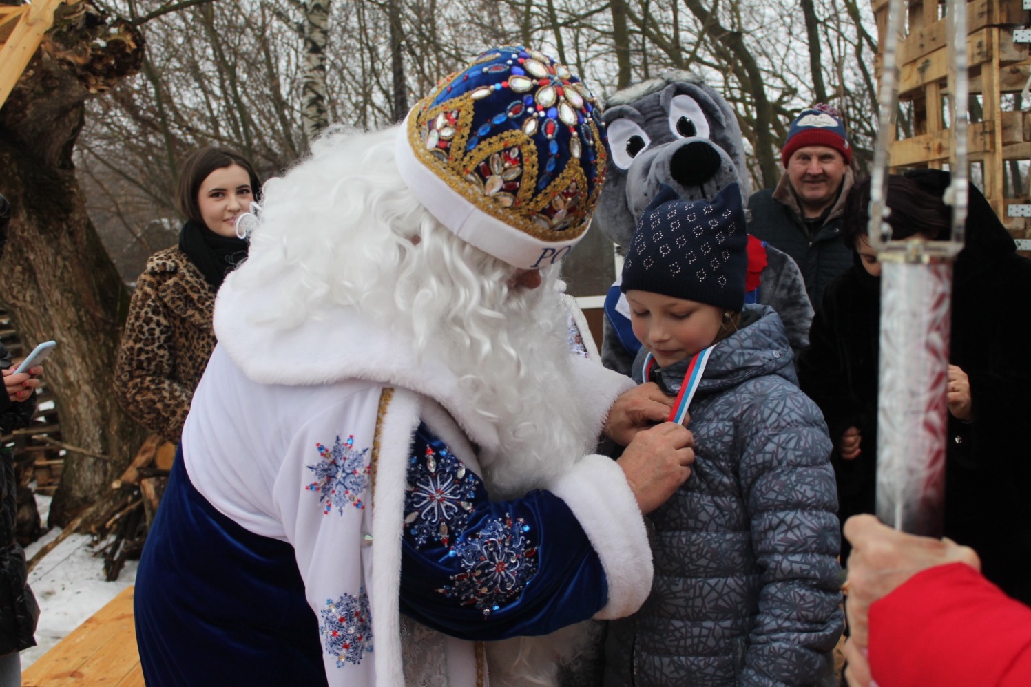 Дед Мороз награждает юную участницу праздника Юлию