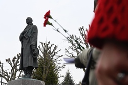 В день рождения Сергея Рахманинова к его памятнику возложили цветы