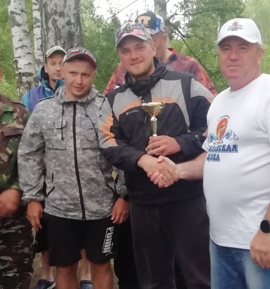 Победителей поздравляет врип главы Староюрьевского района Виталий Кусов
