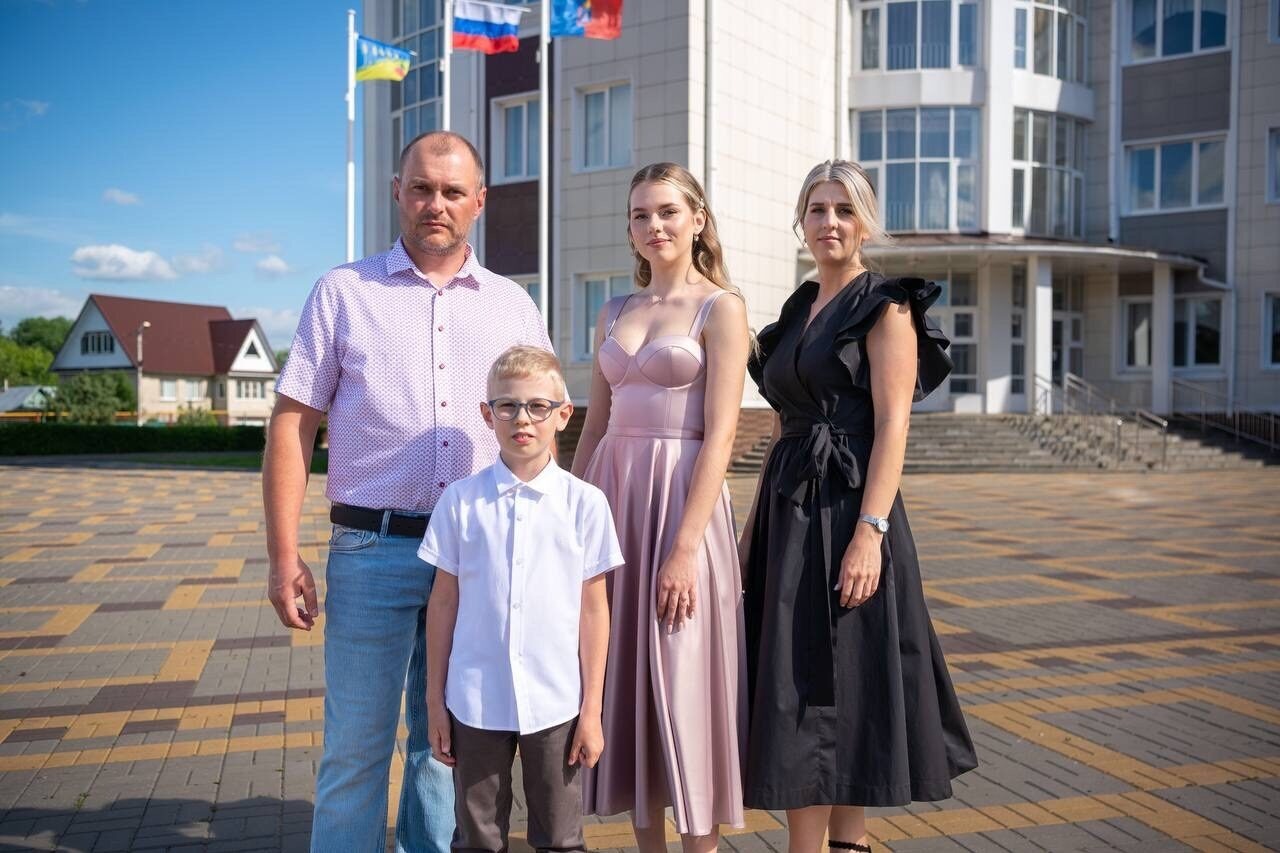 Анастасия Рязанова в день выпускного бала с семьёй