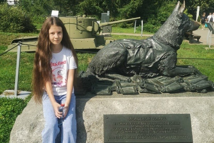 Ульяна Шмакова у памятника фронтовой собаке на Поклонной горе