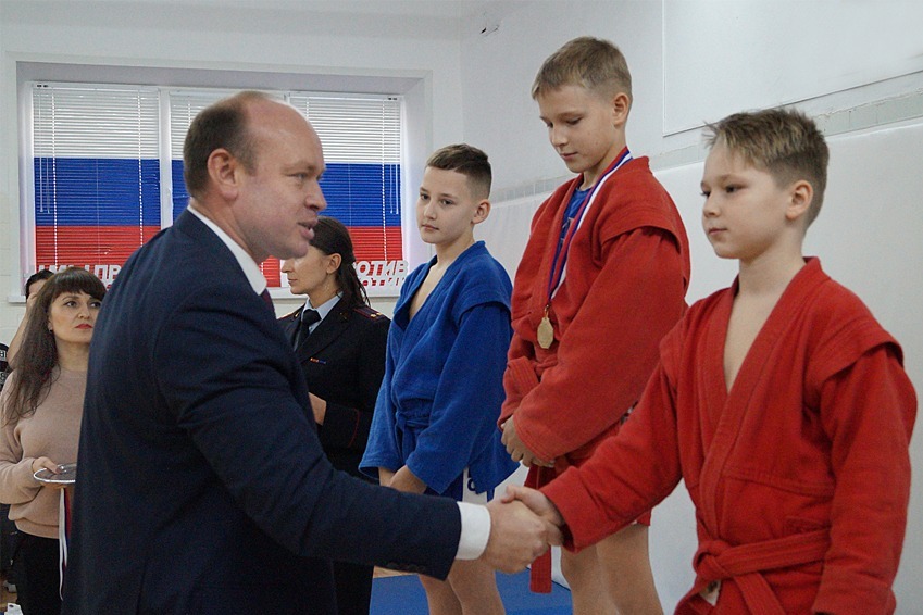 Дмитрий Бодров вручает награды победителям