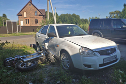 В Тамбове парень на мопеде врезался в припаркованный автомобиль