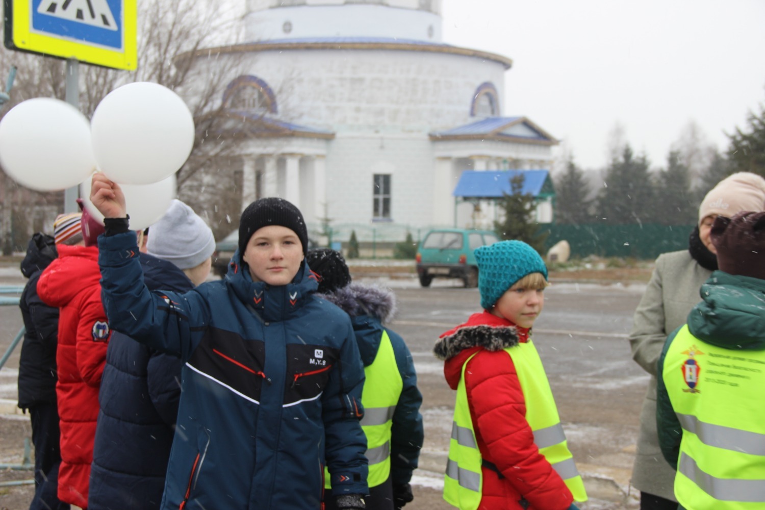 Белые шары как символ памяти жертв ДТП