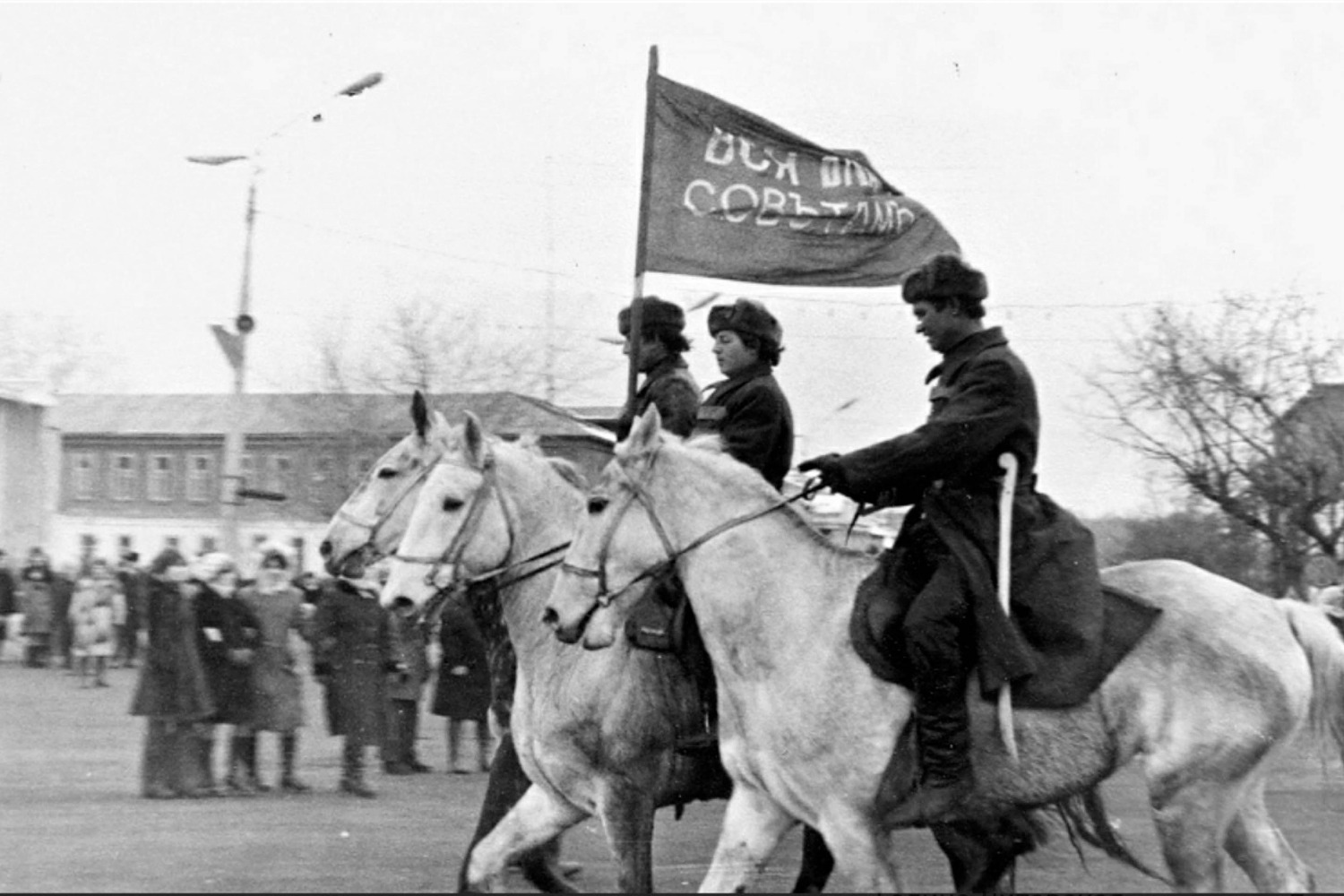 Племзавод «Арженка» представил на праздничную демонстрацию, по случаю очередной годовщины Октябрьской революции, отряд красноармейцев, 70-е годы XX века