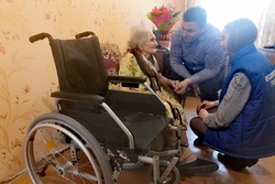 Старейшему тамбовскому добровольцу подарили коляску в День пожилого человека