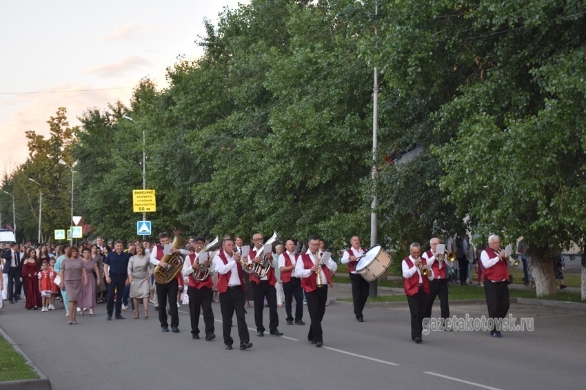 Шествие по центральным улицам Котовска к Вечному огню