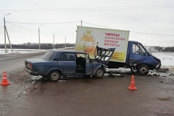 В Петровском районе столкнулись газель и «Лада»: водитель и пассажир пострадали