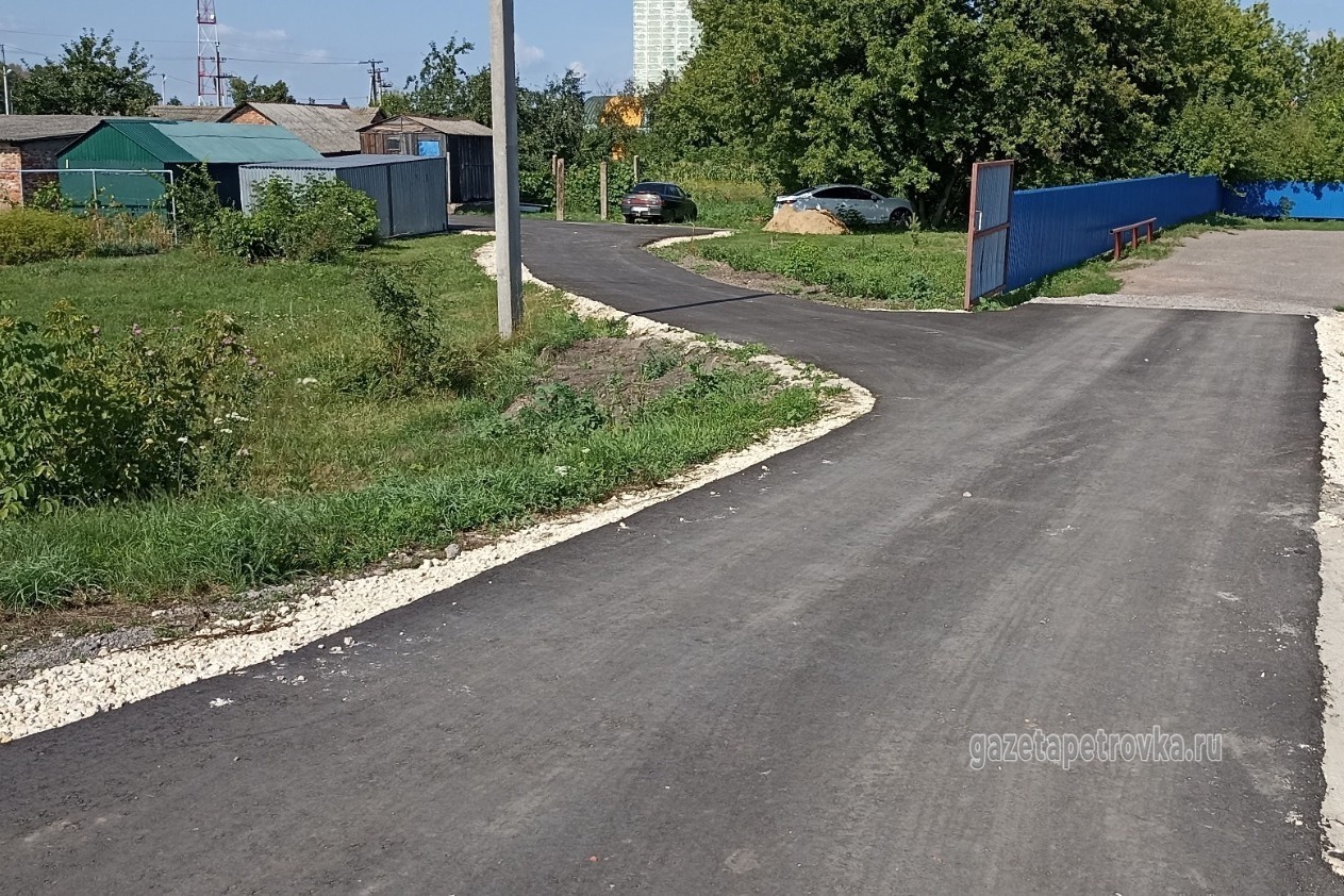 Придворовая территория на улице Гагарина в с.Петровском