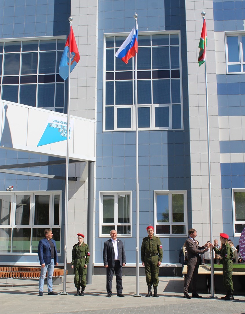 На флагштоки школы-ЭКОТЕХ подняты флаги Российской Федерации, Тамбовской области и города Котовска