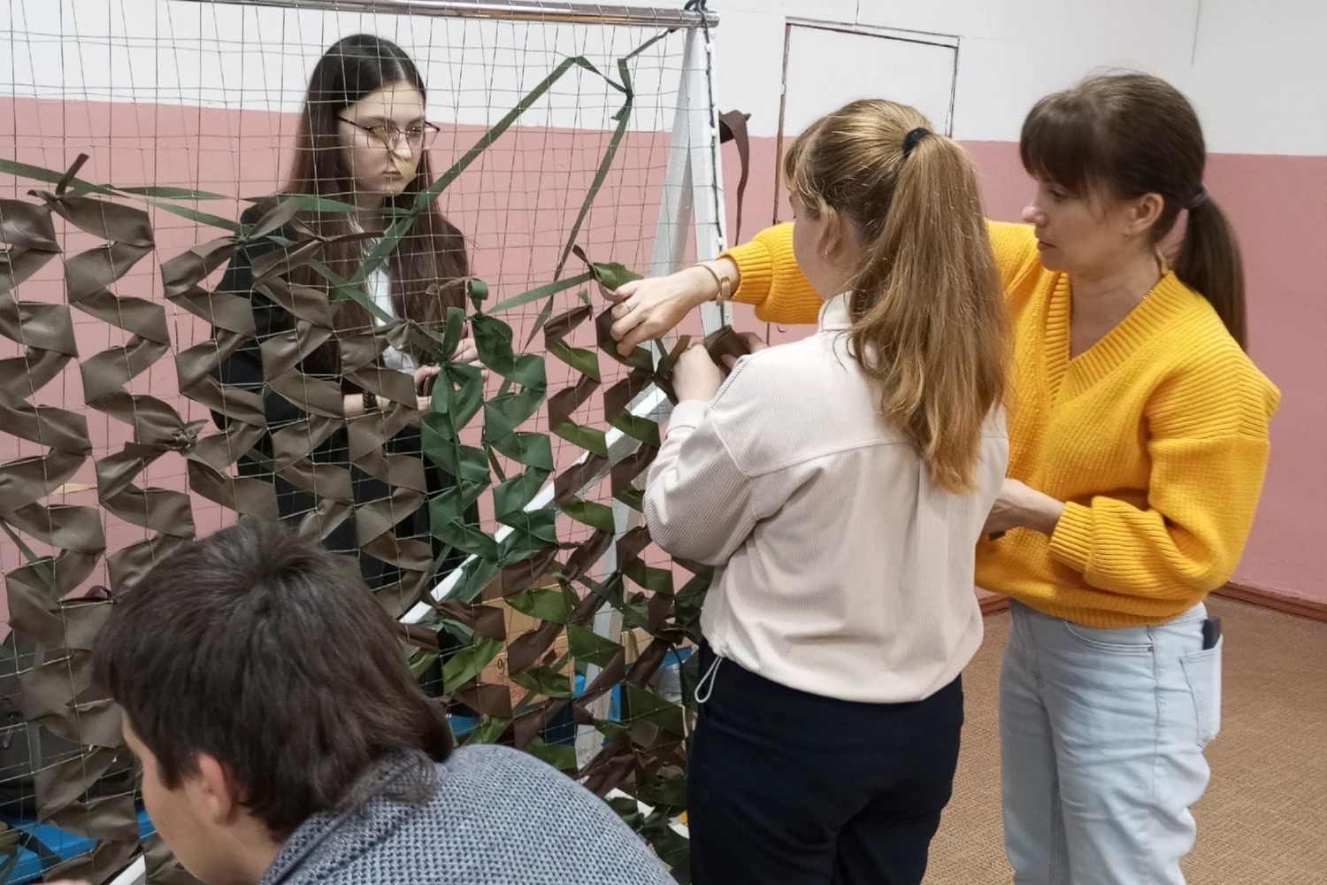 Мастер-класс по плетению сетей ведёт Елена Шаталова 