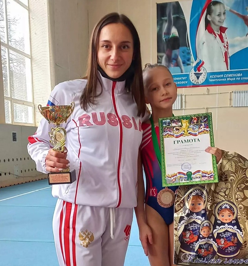 Юная гимнастка со своим тренером Екатериной Парамоновой