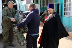Моршанские казаки привезли в зону СВО маскировочные сети и другую гумпомощь   