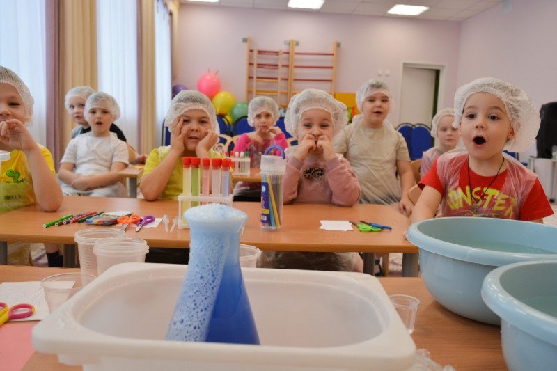 девочки в садике 