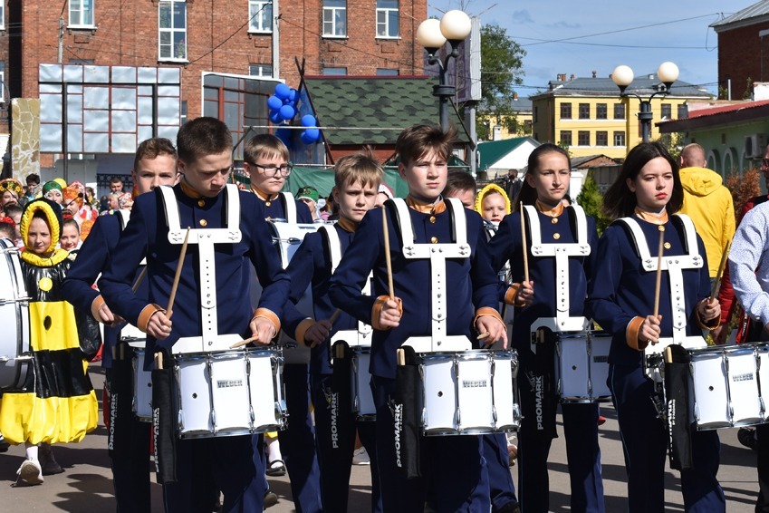 Карнавальное шествие возглавлял ансамбль барабанщиков «Наследники Победы»