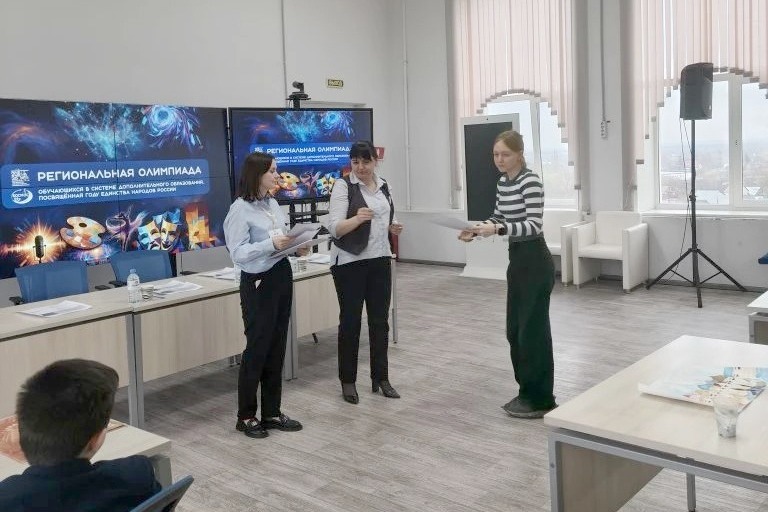 Сертификат участника получила Кира Демидова