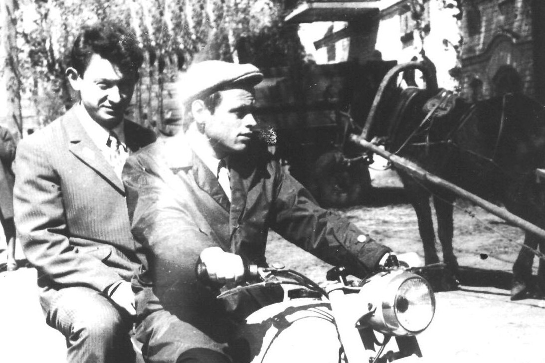 Евгений Юмашев и Виктор Каледин спешат на задание. 1960-е годы.