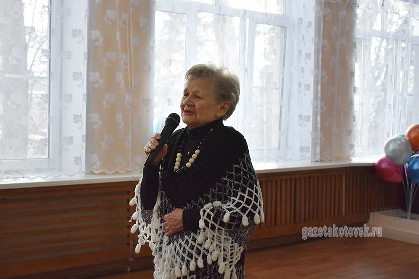 Бывший директор Дома детского творчества Маргарита Мельникова поздравляет коллег