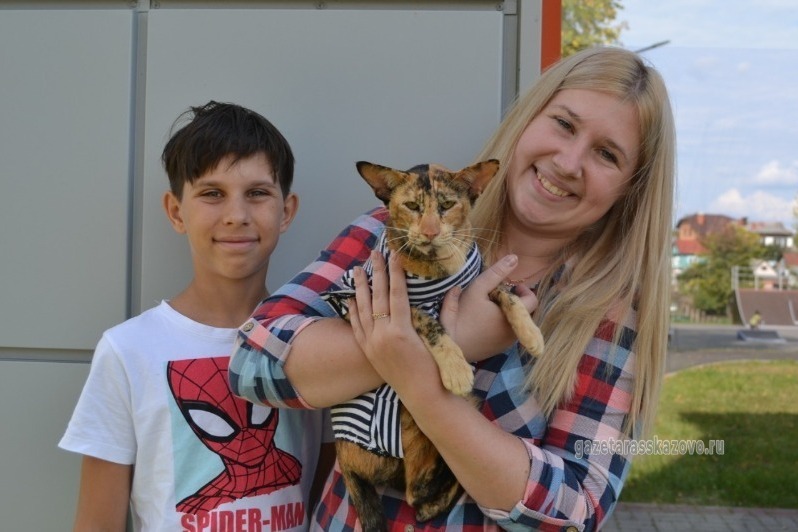 Наталья Ботогова с сыном и Маской на фестивале «Рассказовская мозаика» 