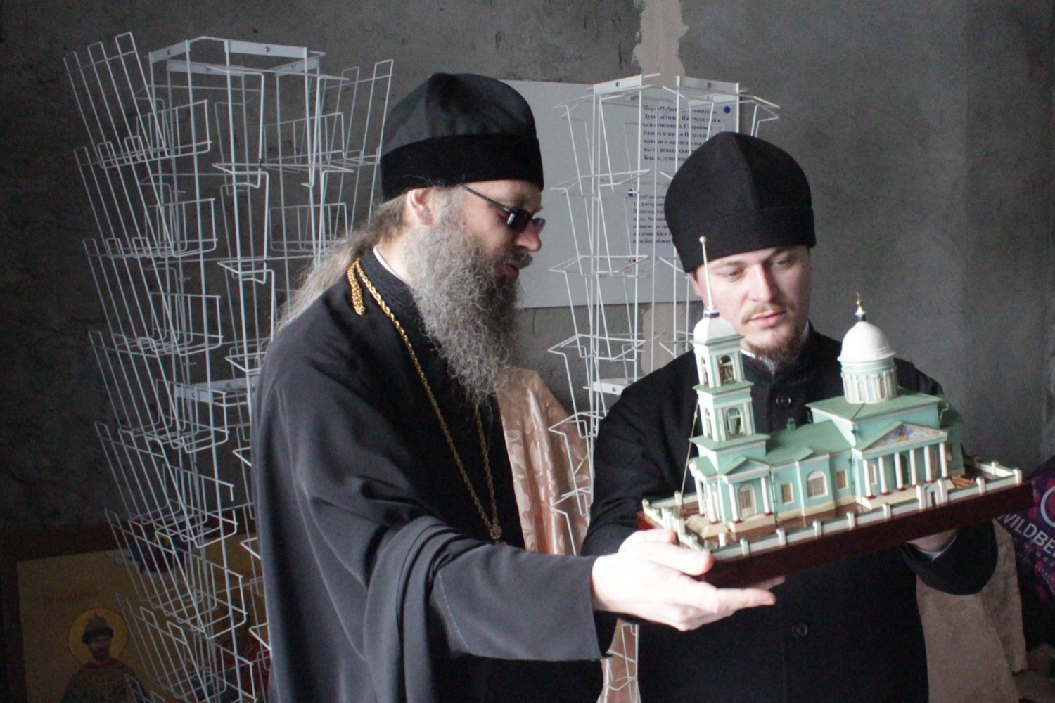 Епископ Мичуринский и Моршанский Гермоген и отец Александр Балашов рассматривают макет храма