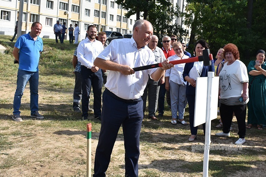 Глава города Алексей Плахотников забил первый колышек на месте возведения будущего дома