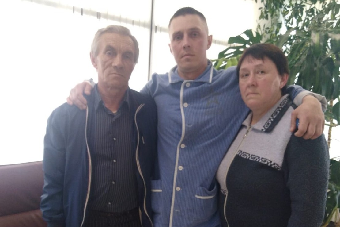 Роман Бучнев в Подольском госпитале после ранения с родителями