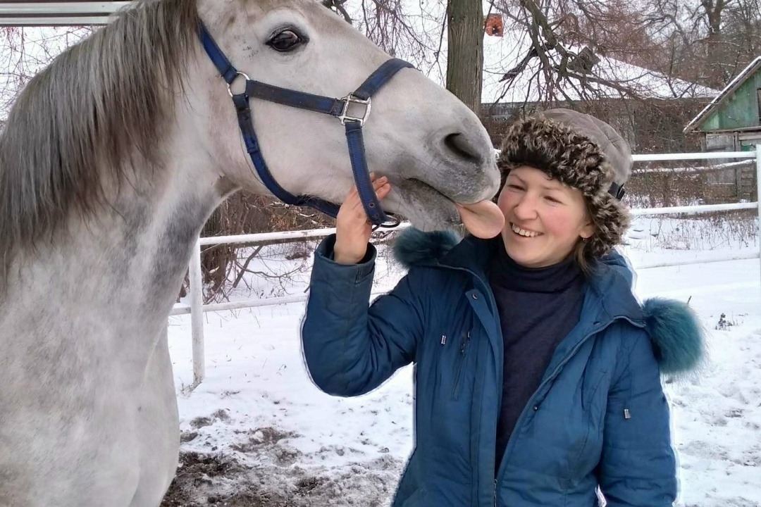 Зоотехник Новотомниковского конного завода Анастасия Староверова с орловским рысаком