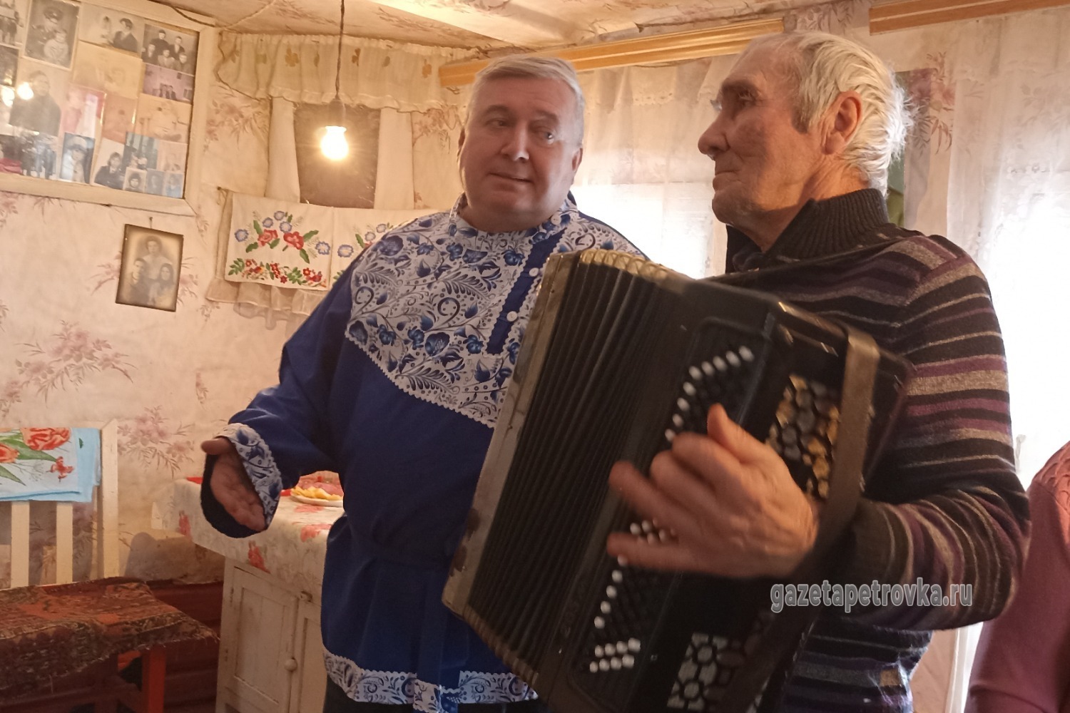 Музыкальный подарок от Олега Фролова (слева) и Анатолия Мосякина
