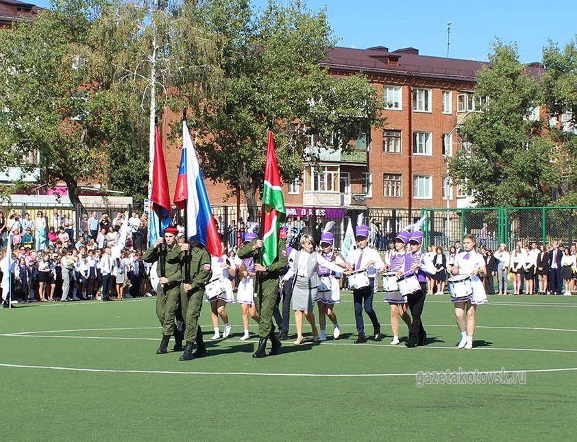 Церемония внесения флагов РФ, Тамбовской области и Котовска на торжественную линейку в школе-ЭКОТЕХ