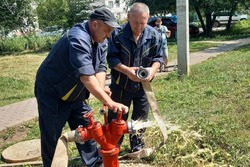 Чистая вода в Строителе: трубы очищают перед запуском новой станции обезжелезивания