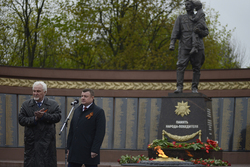 Александр Никитин и Евгений Матушкин возложили цветы к мемориалу воинской славы в Мичуринске