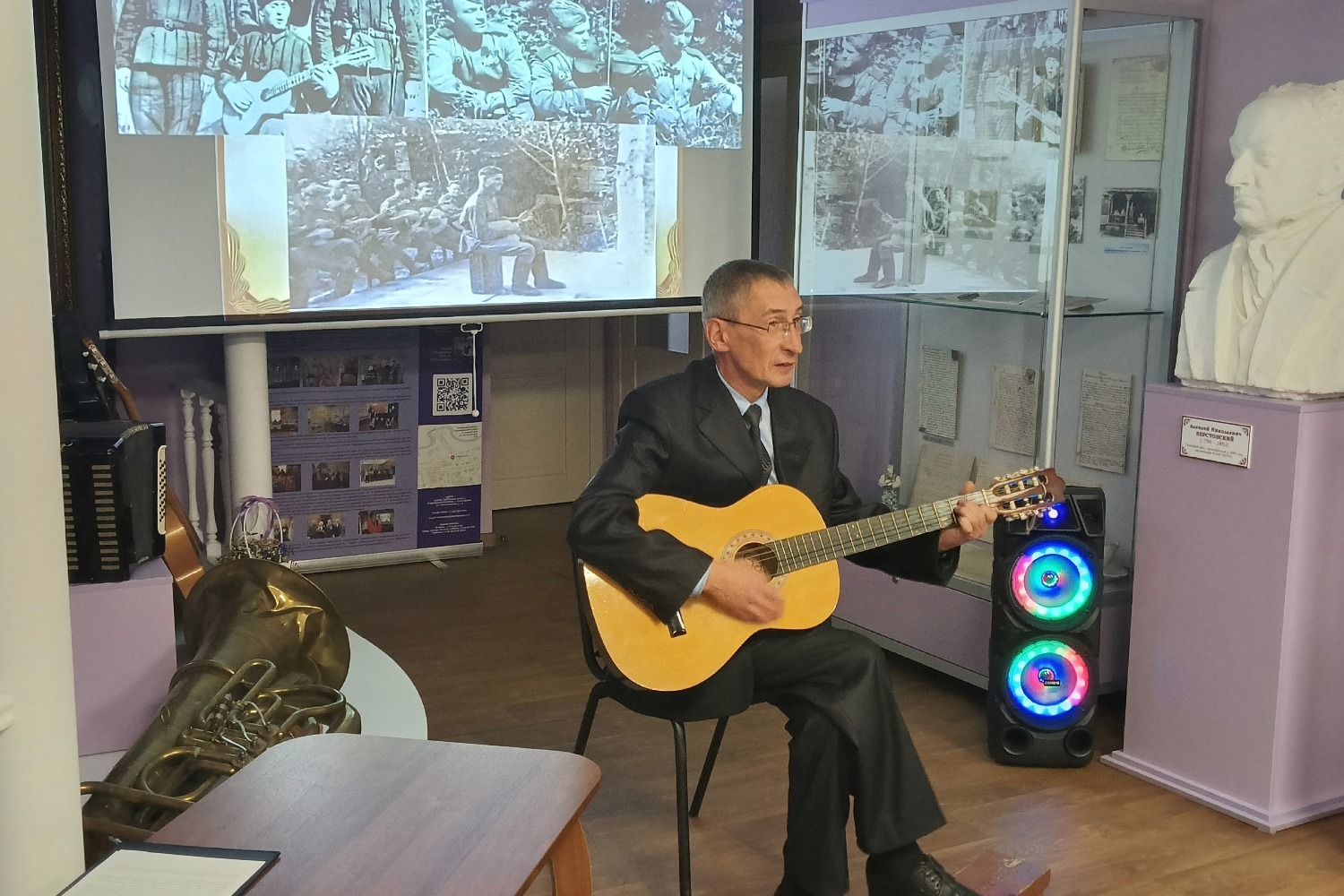 Поёт Игорь Карпухин