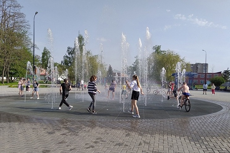 Приятно охладиться в жаркий день под струями фонтана в парку культуры