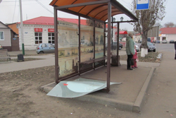 В Мичуринске задержали вандалов, разбивших автобусные остановки