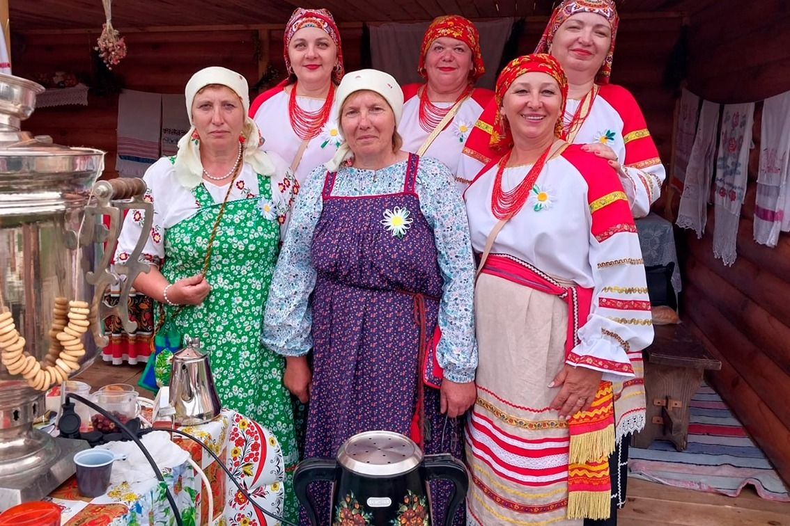 Евгения Кудинкина (в центре) с коллегами