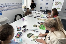 Художница научила детей и жён участников СВО рисовать портреты бойцов