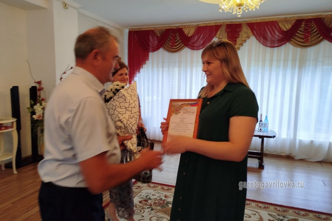 Юлии Фроловой вручили награду в номинации «Семья защитника Отечества»