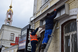 Незаконные рекламные конструкции на улицах и зданиях Тамбова продолжают демонтировать