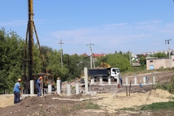 В Уварове строят мост, который соединит две части города