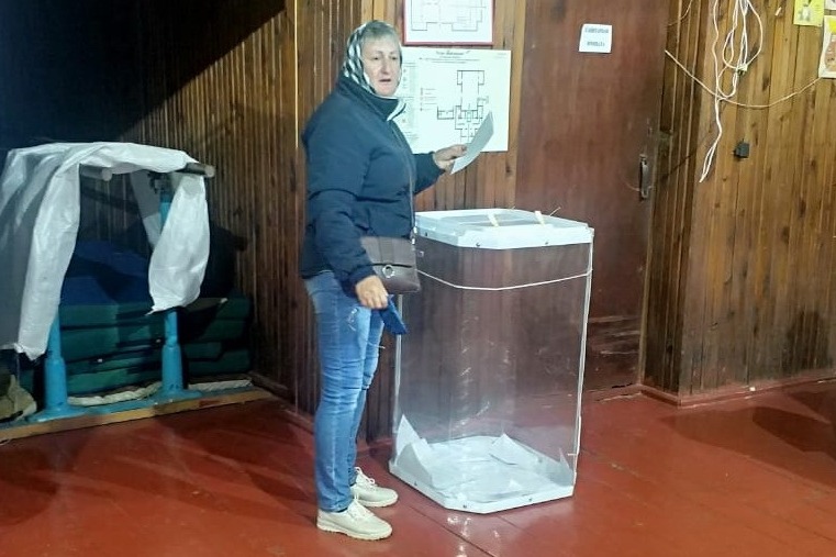 Избиратели голосуют на участке № 459 на территории Козьмодемьяновкого сельсовета