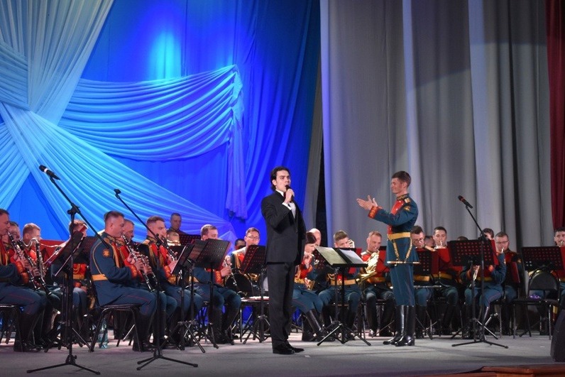 На сцене Дворца культуры военный оркестр из Санкт-Петербурга