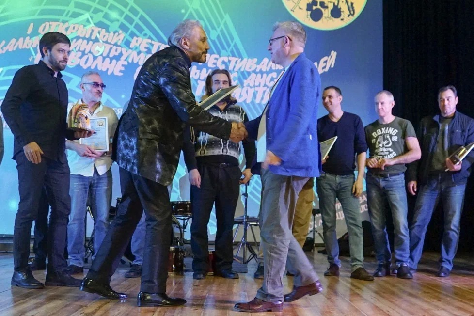 Анатолий Алёшин вручает диплом фестиваля Олегу Кирпу